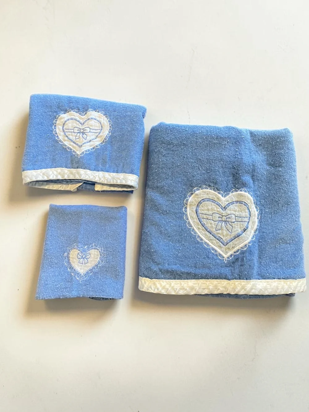 Vintage Cannon 3 Pc Blue Bath Towel Set Heart Bow Appliqué Lace Cottagecore